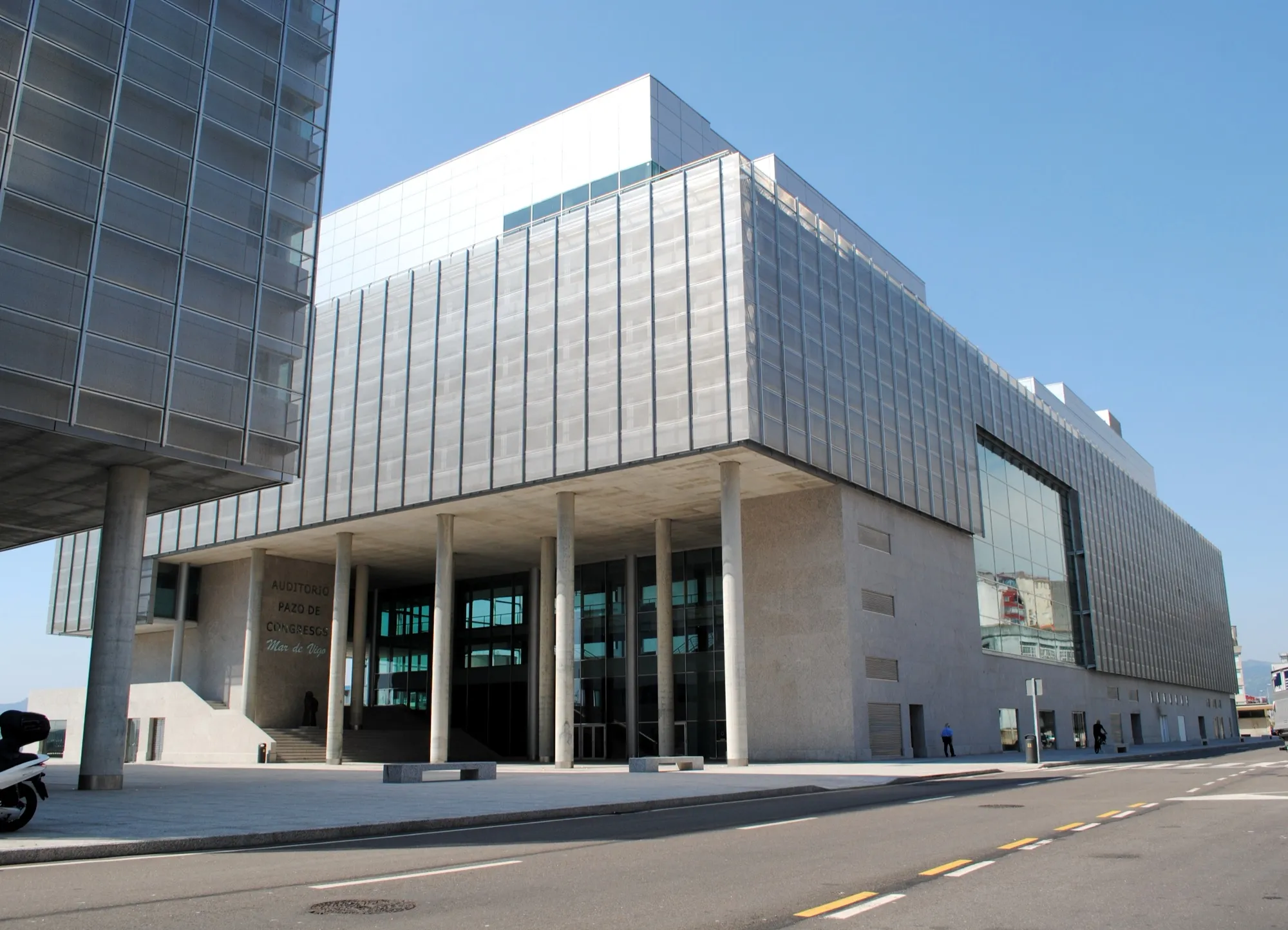 Fachada principal del Auditorio Mar de Vigo: la celosía de vidrio y la entrada de columnas sobre el muelle