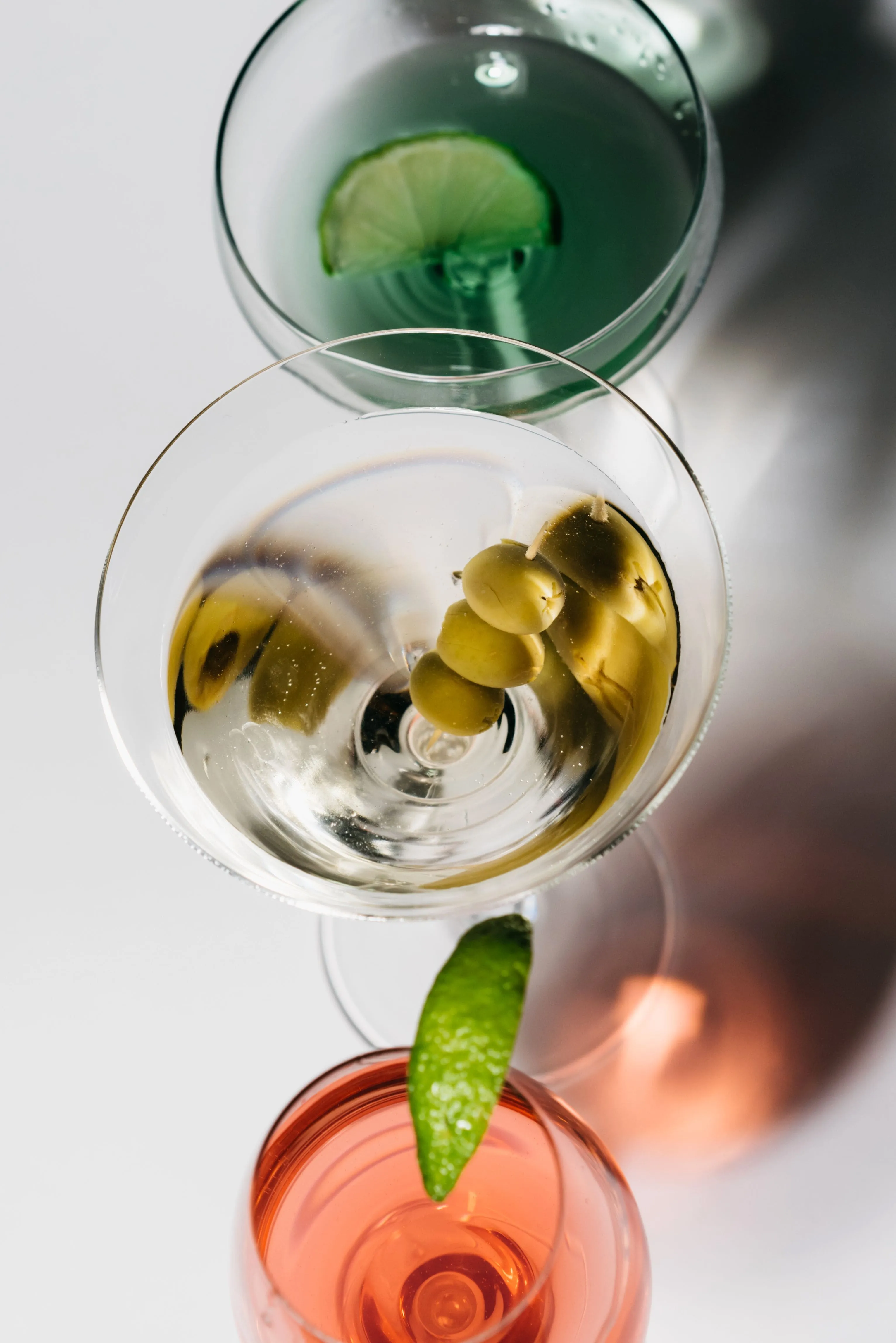 Vermut y coctelería de aperitivo vistos desde arriba
