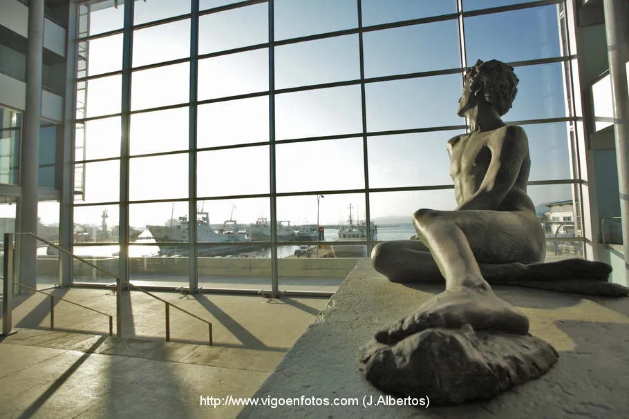 La escultura del vestíbulo del Auditorio mirando al puerto de Vigo