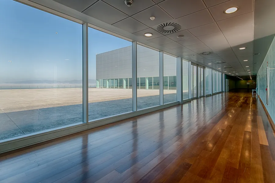 El pasillo acristalado del Auditorio, con la terraza y la Ría al fondo